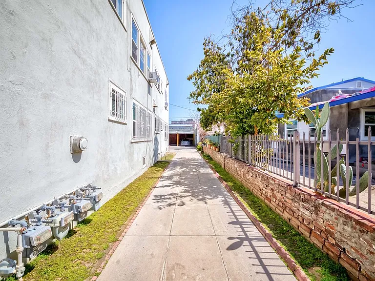 1308 S Van Ness Ave — Photo 13