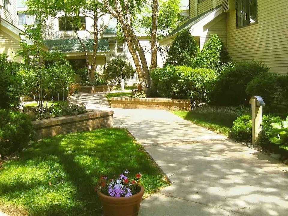 Beautiful well-kept grounds throughout the complex.
Most units are privately owned and owner occupied.