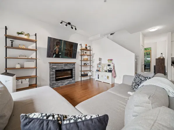 4132 Halifax St #6, Burnaby, BC V5C 6V1