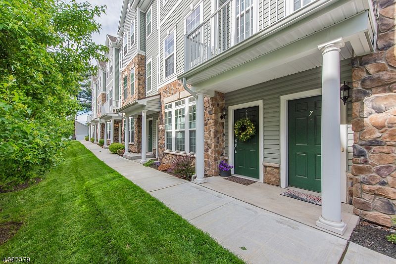 1st image of 7 Dahlia Ln