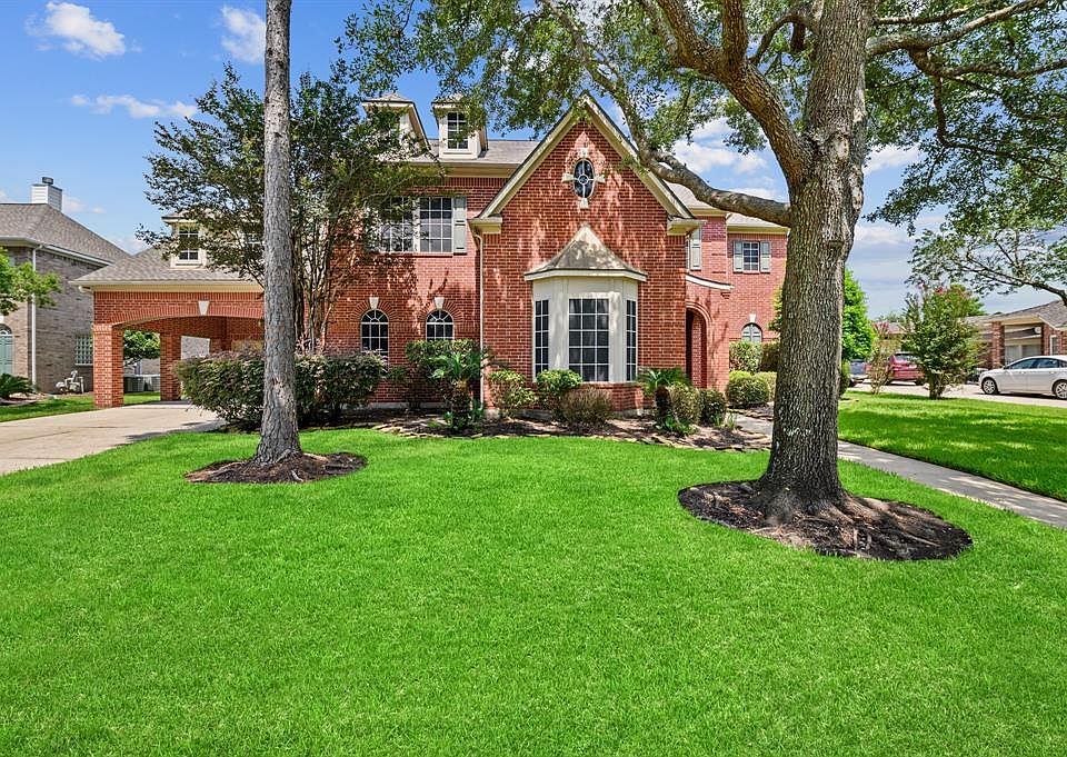 Welcome to Autumn Creek! This traditional 2 story home sits on a large 16,000 square foot lot.