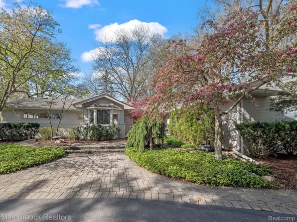 7100 Holiday Dr, Bloomfield Hills, MI 48301