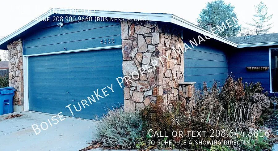 Corner lot with midcentury flair! 4 bed (or second living space) 2 bath in West Boise — Photo 3