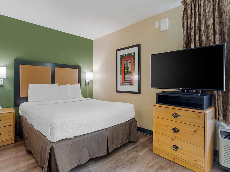 Deluxe Studio - 1 Queen Bed