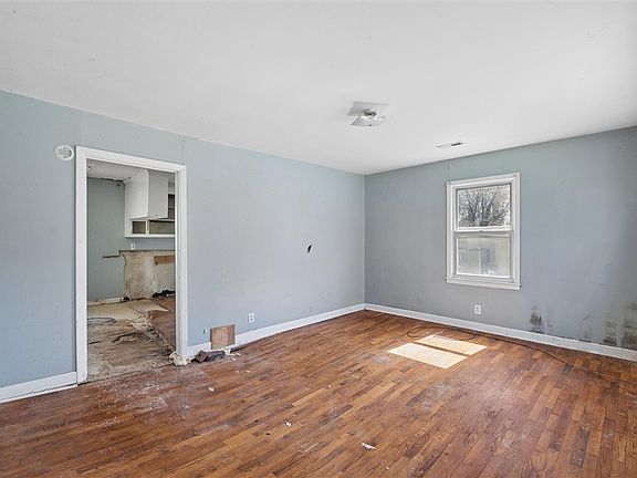 4th image of 1500 Phyllis Dr