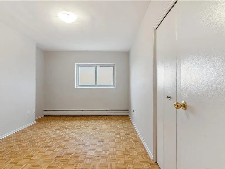1221 Simcoe St N — Photo 10