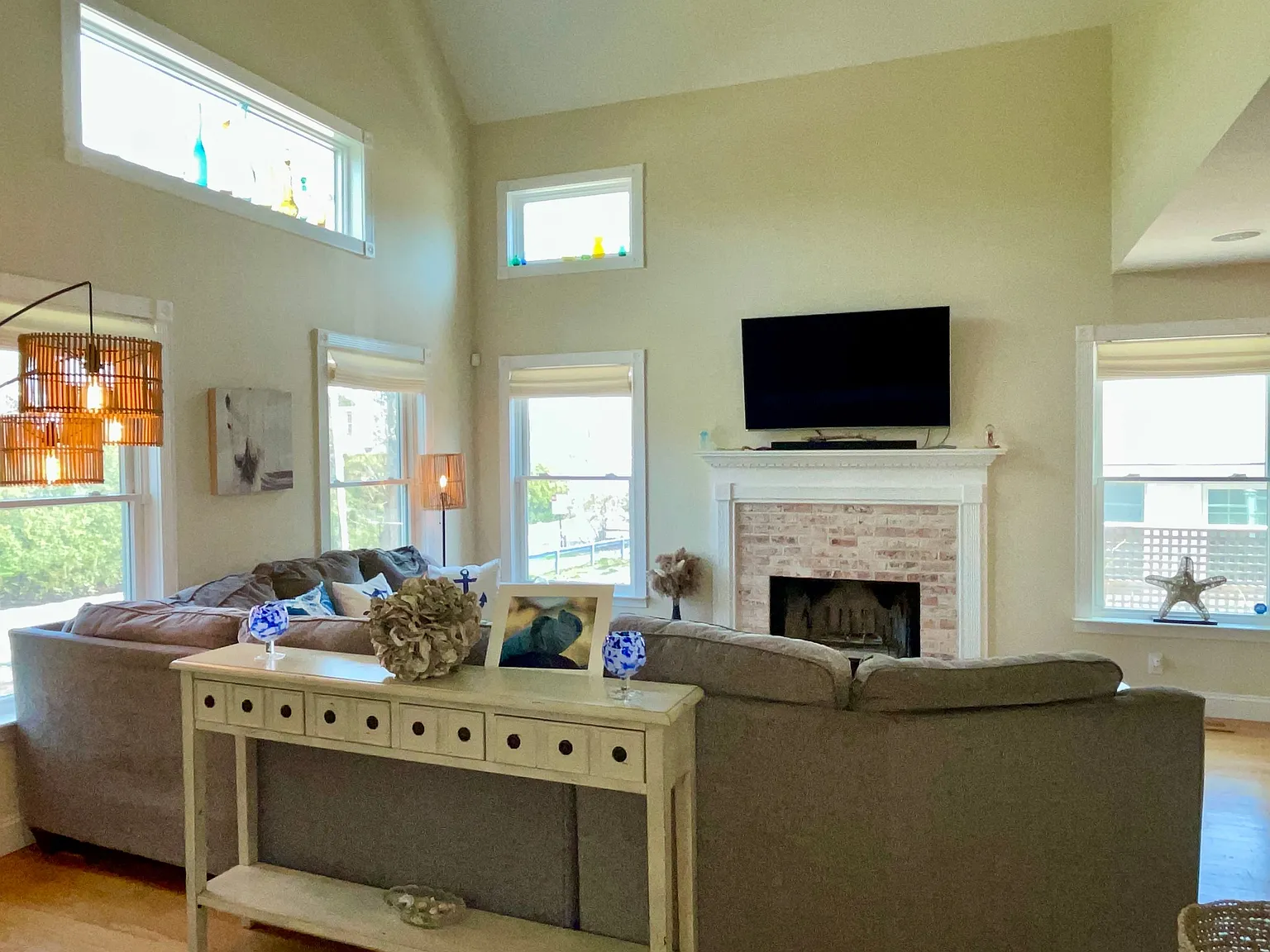 3 bed, 2.0 bath, 1525 sqft — Photo 3