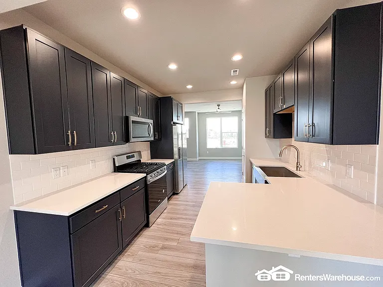 888 S Valentia St — Photo 7