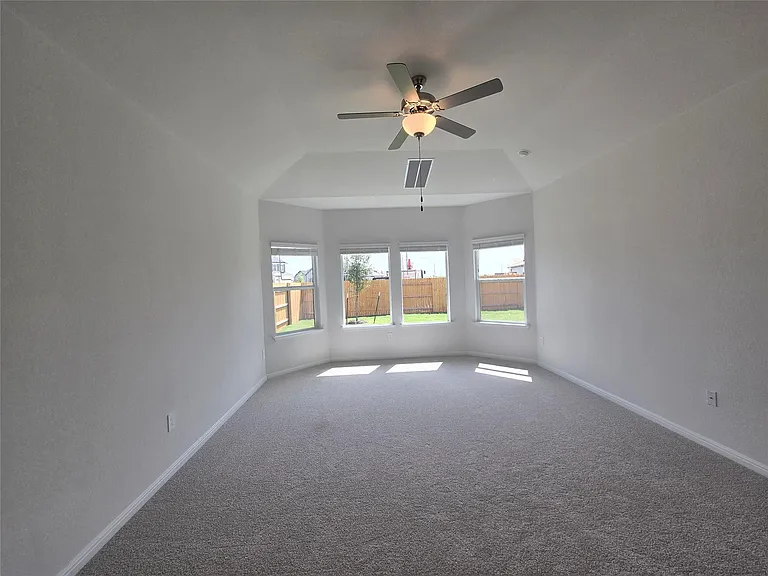 715 Universal Dr — Photo 16