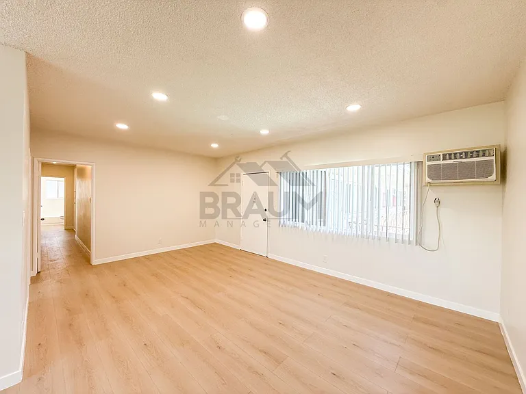 13129 OXNARD ST. — Photo 32