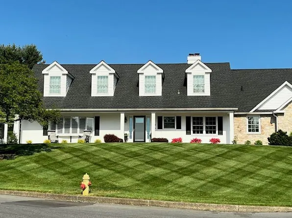 3332 Green Meadow Dr, Bethlehem, PA 18017