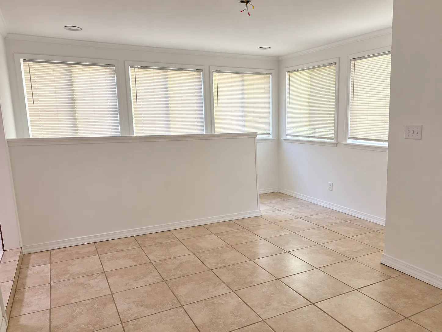 5 bed, 2888 sqft, $2,400 — Photo 3