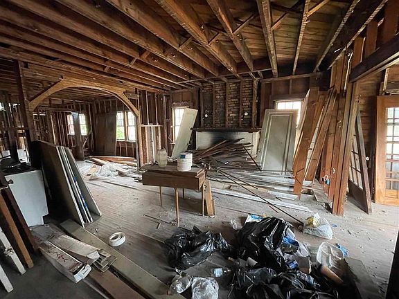 4th image of 601 College Ave