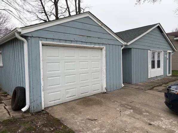 100 Hickory Dr, Carpentersville, IL 60110