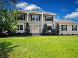 121 Hickory Rd, Somerset, NJ 08873