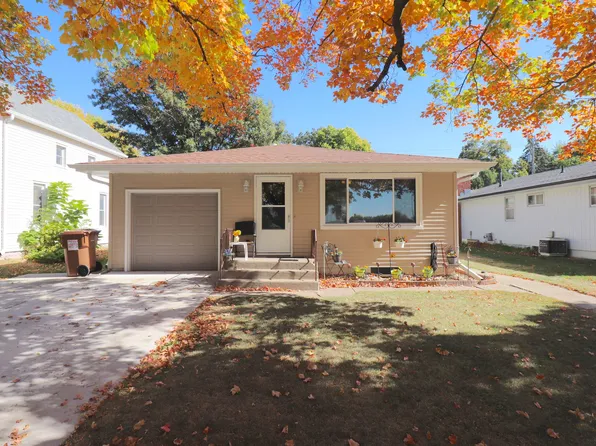 840 N 3rd St, David City, NE 68632