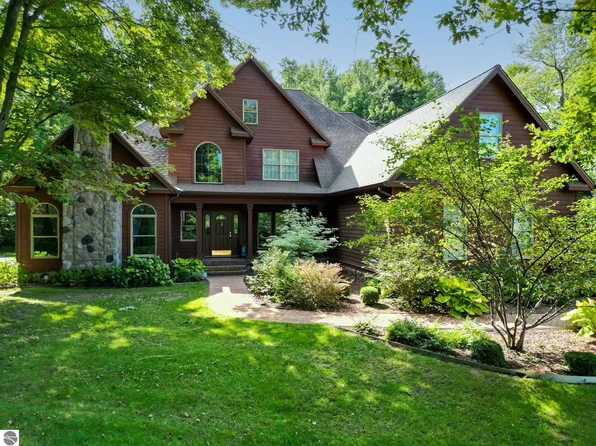 3690 Saint Andrews Dr, Mount Pleasant, MI 48858