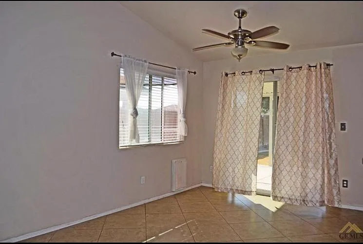 9415 Sleepy Hollow Ln — Photo 4