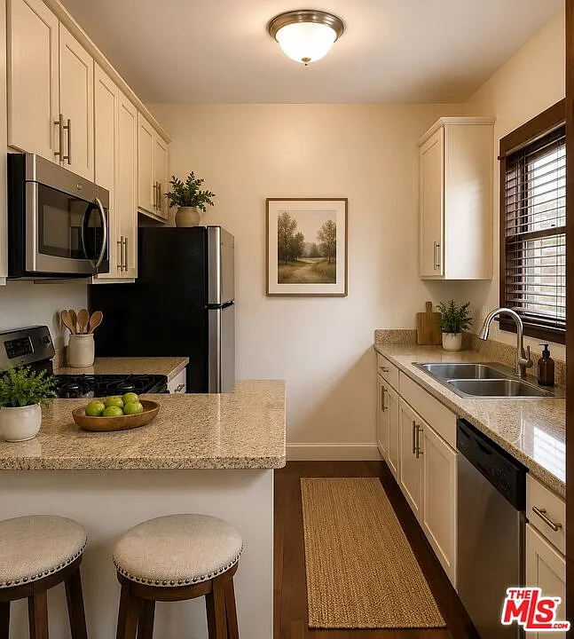 2 bed, 1.0 bath, 1200 sqft, $2,850 — Photo 2