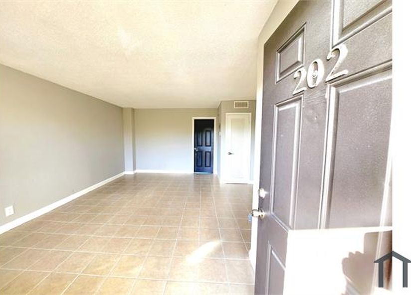 191 SW 15th St #202, photo 3