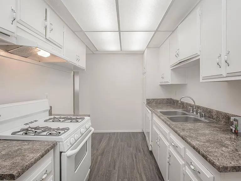 Castilian and Cordova Apartment Homes — Photo 36