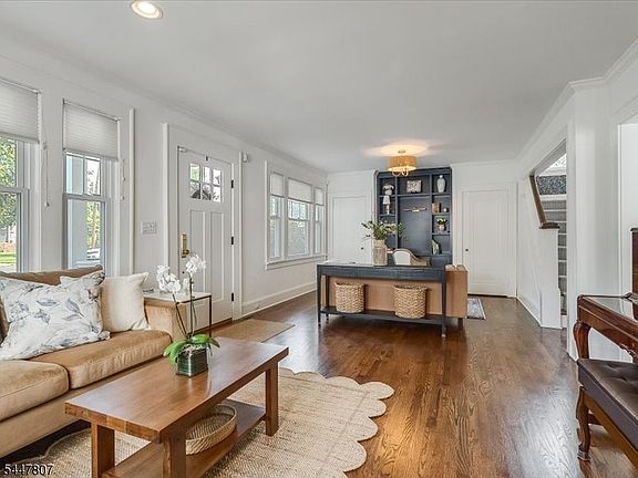 5th image of 736 Fairacres Ave