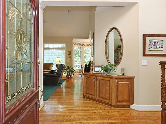 3rd image of 19 Woodview Dr