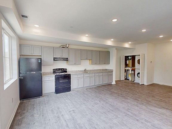 kitchen and large family room approx 20x20