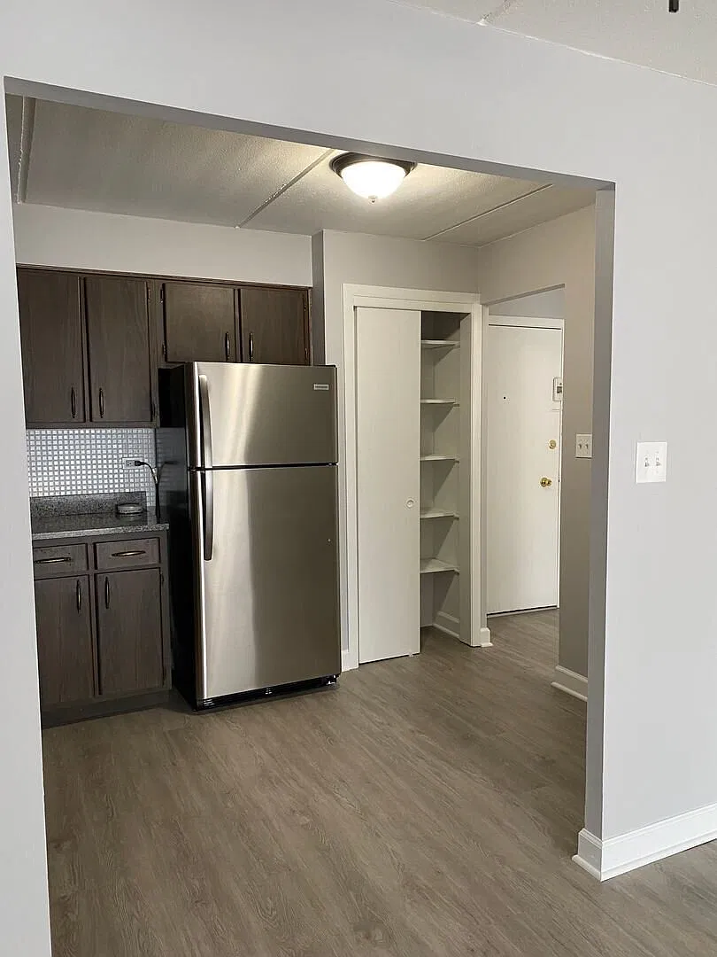 Spacious 1 Bed / 1 Bath Apartment in Prime Oak Lawn Location 6819 W 95th Street — Photo 3