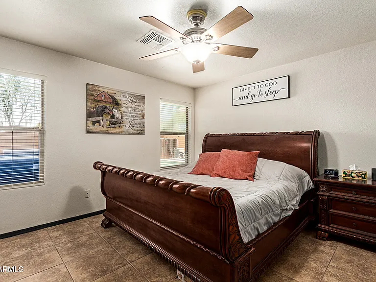 3032 W Red Fox Rd — Photo 15