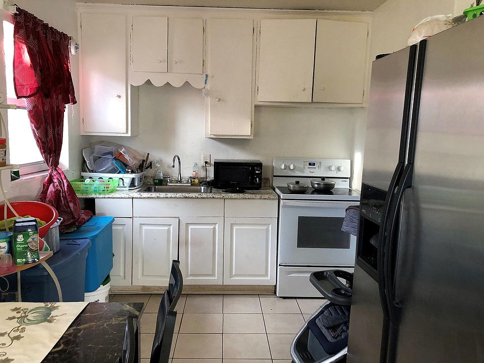 2nd image of 949 SW Avenue D APT 1