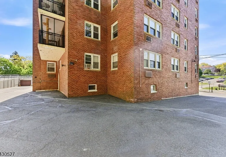 415 Claremont Ave — Photo 36