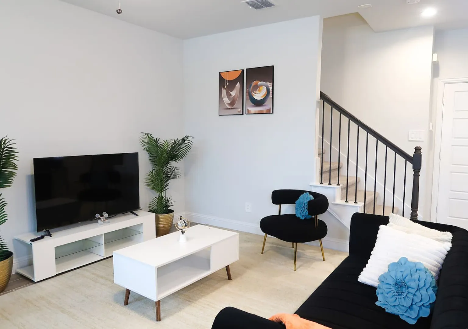 Stylish 3BR Townhome | Workspace | Near Fort Worth — Photo 2
