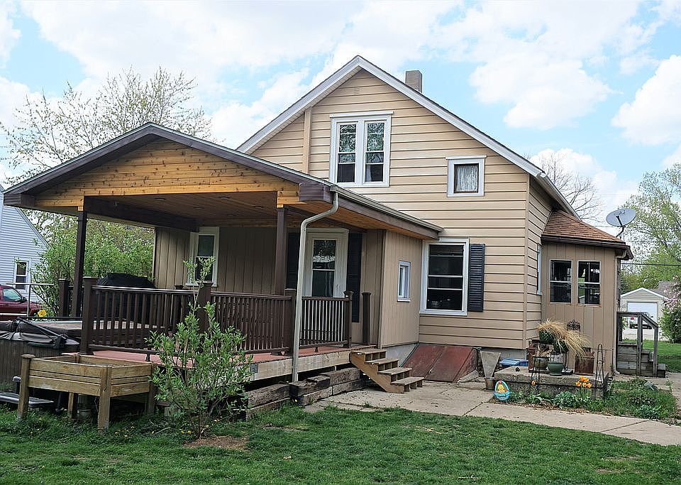 Covered back porch w/hot tub