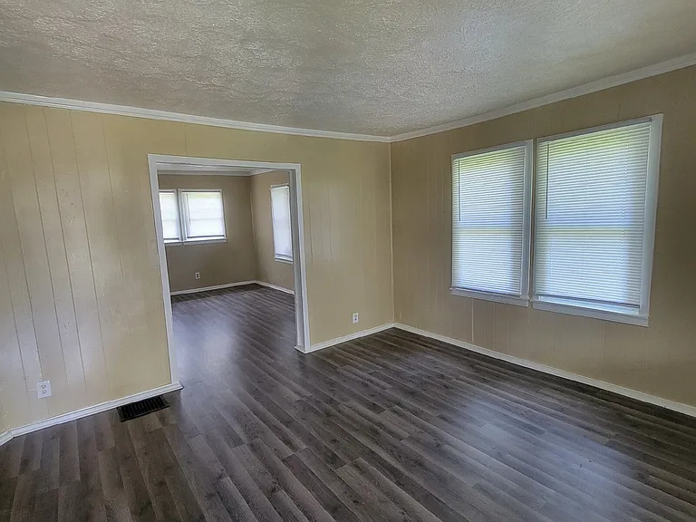 1613 Lawton Ave — Photo 7