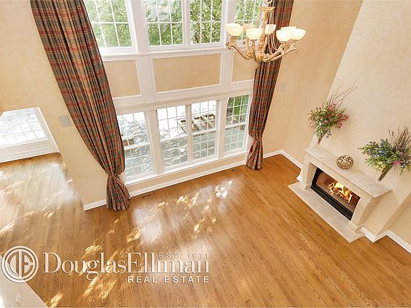 3rd image of 7 Stone Hill Dr N