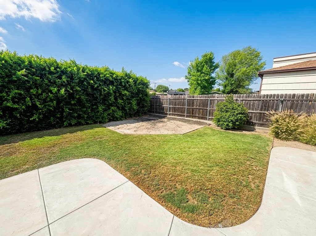 3 bed, 1325 sqft, $4,100 — Photo 3