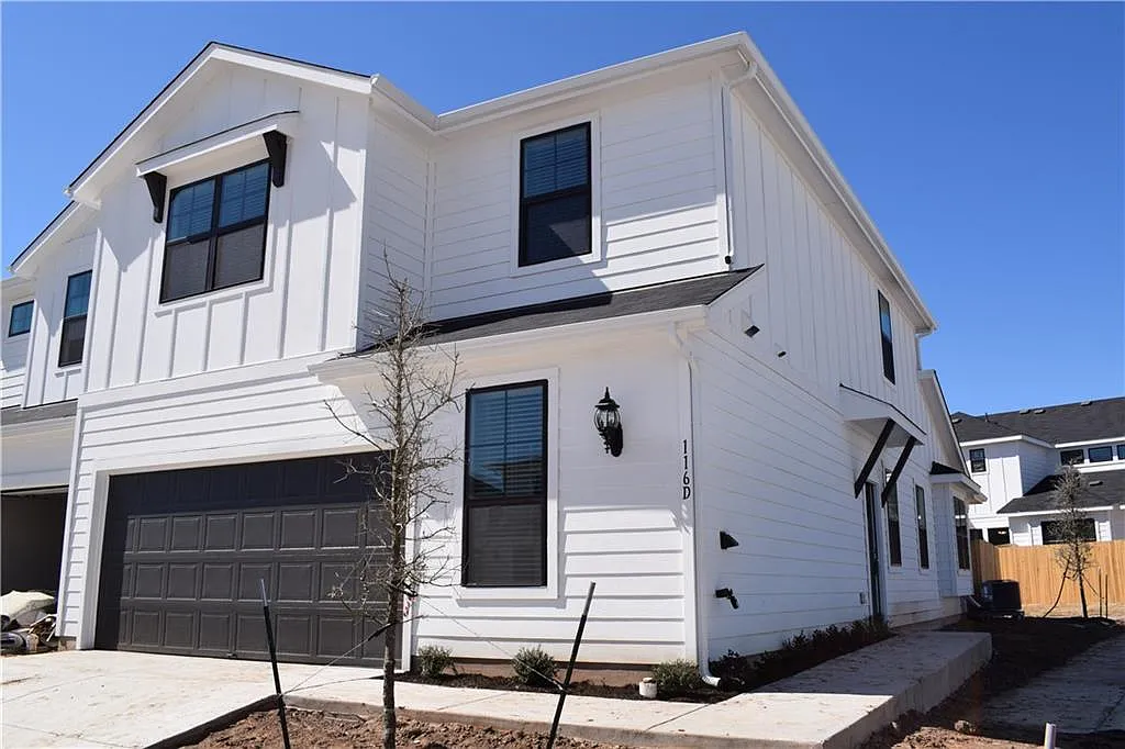 4 bed, 2.5 bath, 2124 sqft, $1,995 — Photo 2