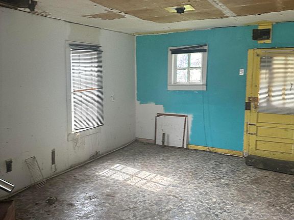 4th image of 105 Milton St