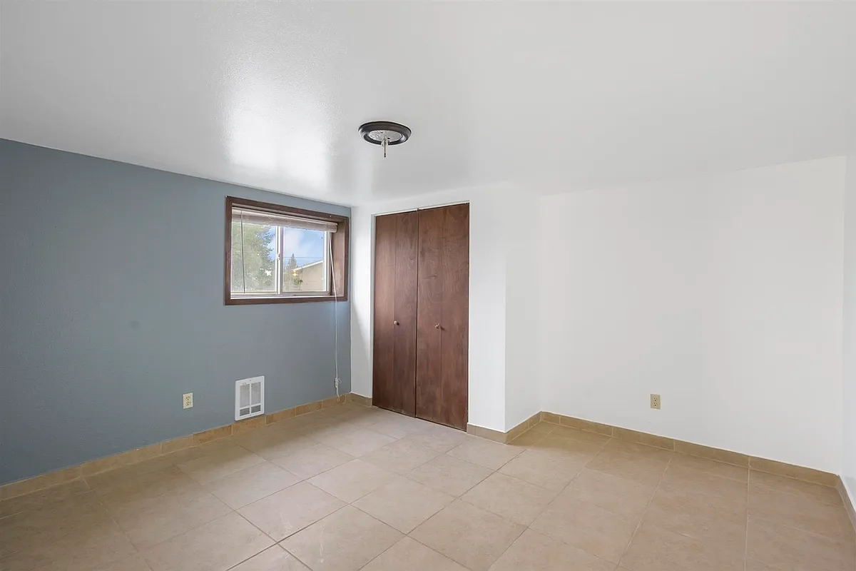 Building Photo - 3 bed, 1.0 bath, 1040 sqft, $550