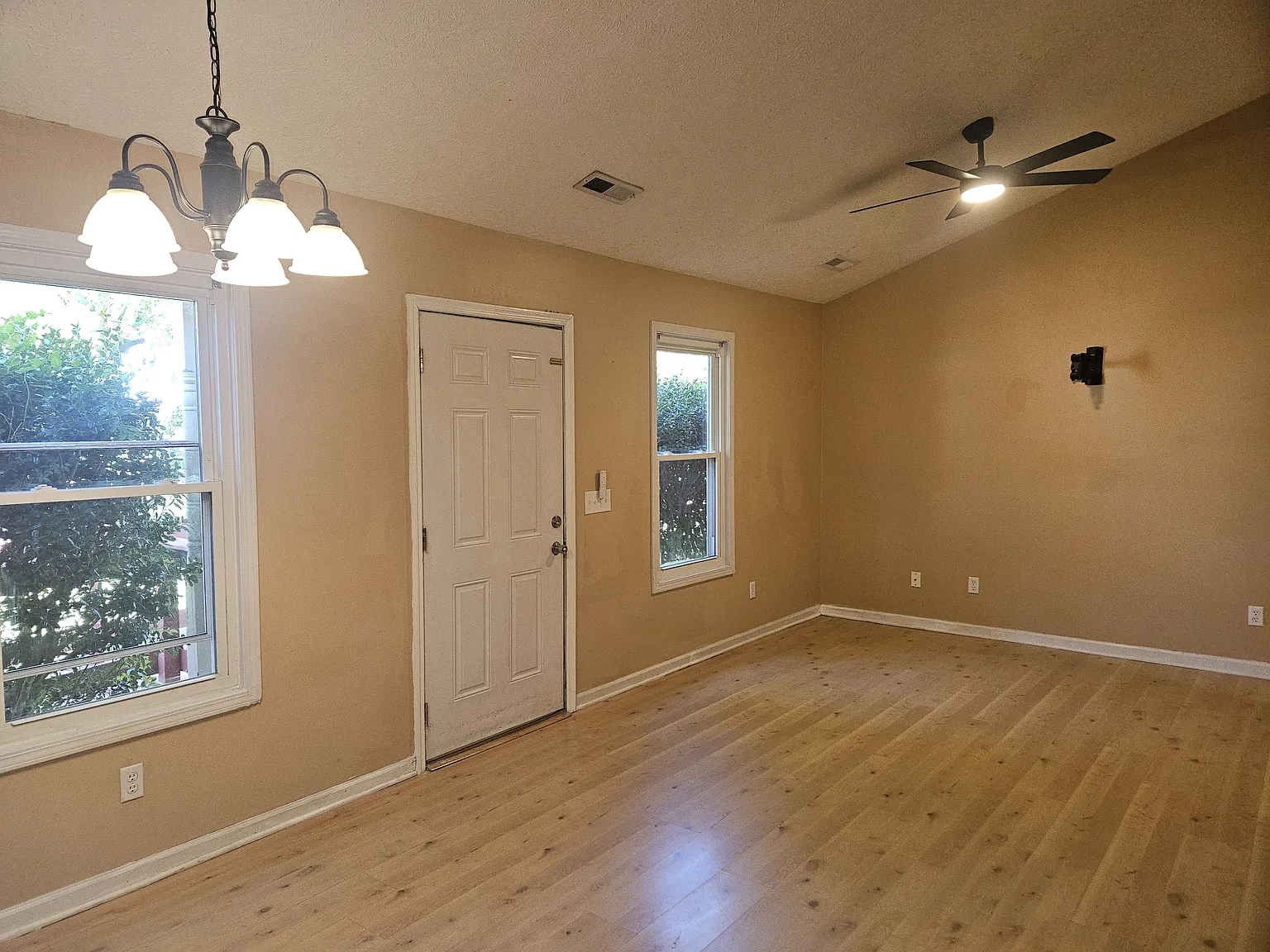2 bed, 1032 sqft, $1,695 — Photo 3