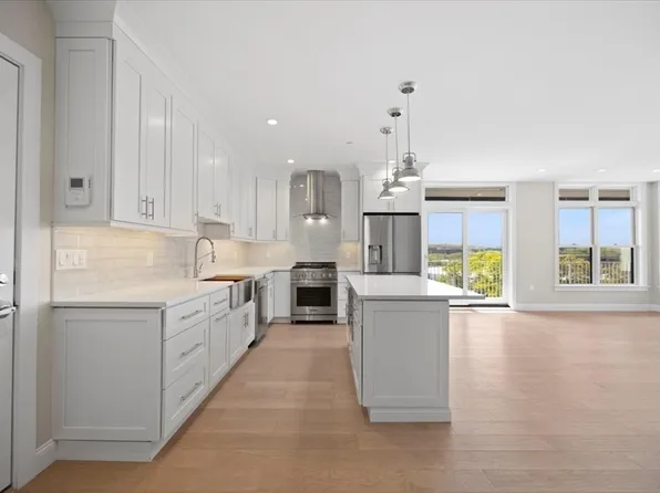 11 Oak Grove Ter #303, Quincy, MA 02169