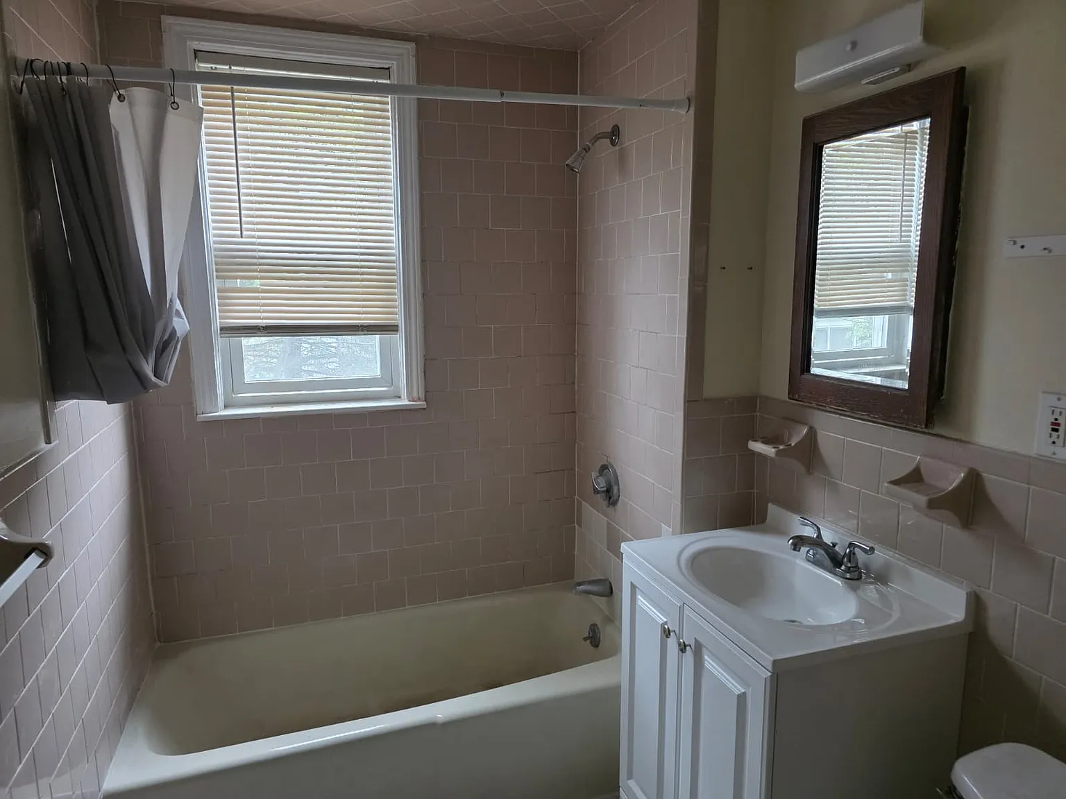 3 bed, 1300 sqft, $1,200 — Photo 2