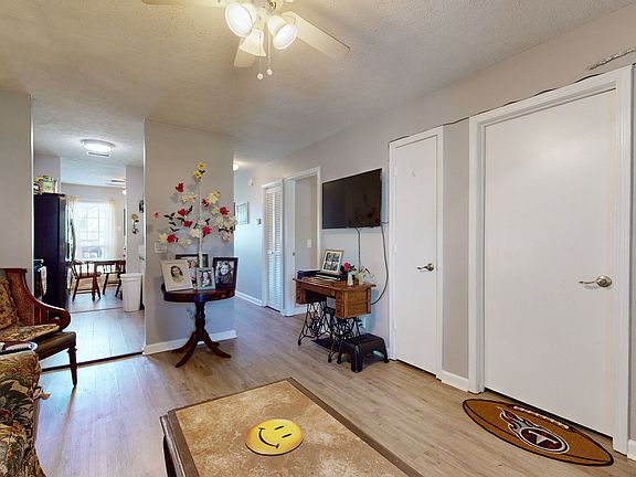 4th image of 813 Lake Terrace Dr #103