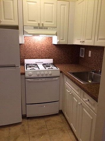 2nd image of 675 Tysens Ln APT 2D