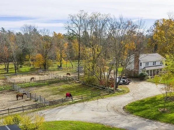 8 Robinson Rd, Rochester, MA 02770