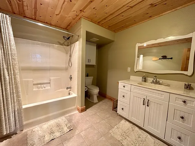 Huge bathroom with new WaterPik and all linens included.