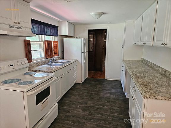 3rd image of 7410 Monaco Dr