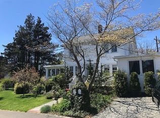 16 Manor Pl, Branford, CT 06405