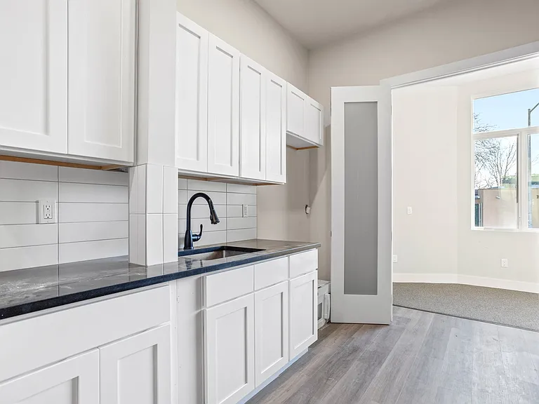 61 Delmonico Pl #1B — Photo 5